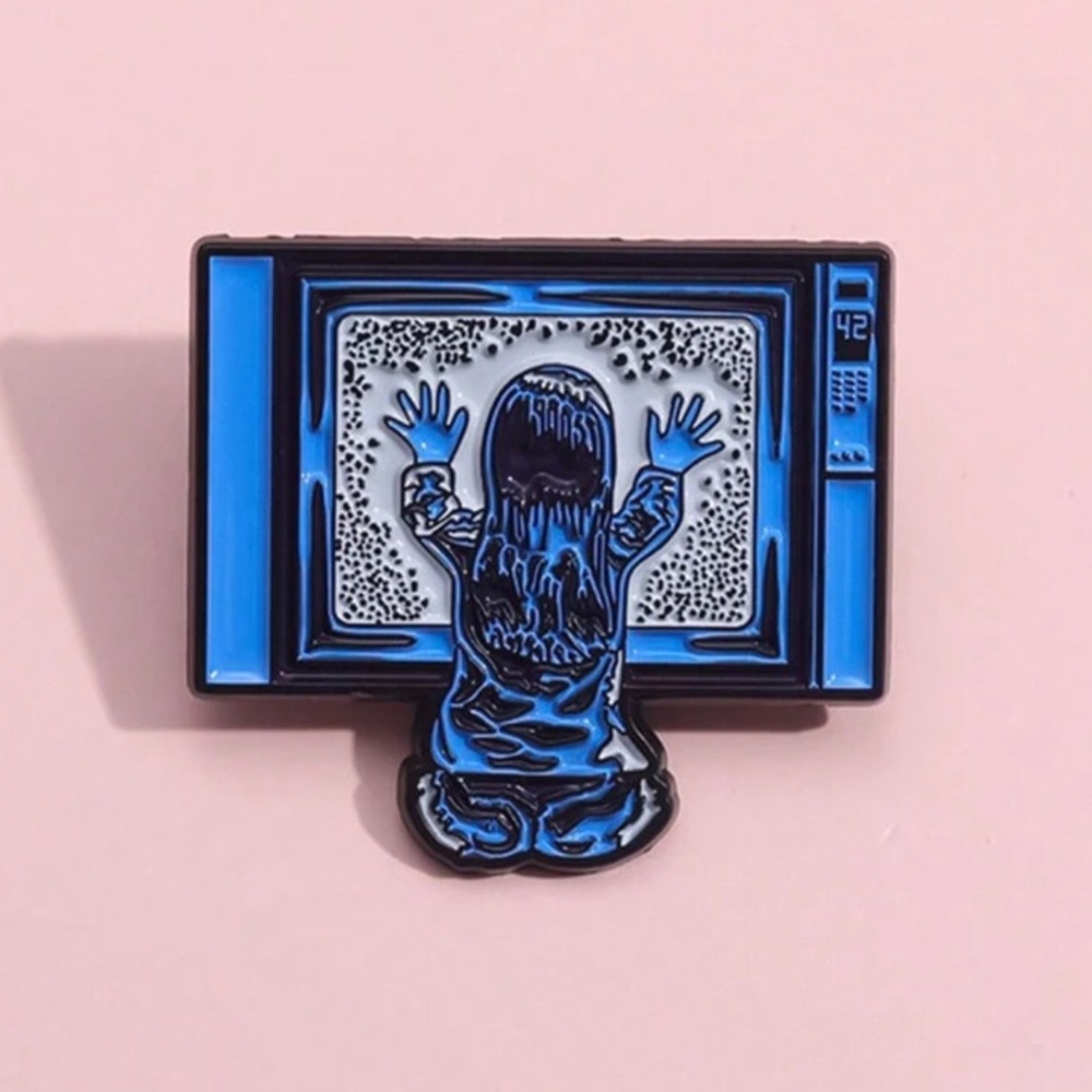 POLTERGEIST CAROL ANNE "THEY'RE HERE” TELEVISION ENAMEL LAPEL PIN BROOCH NWT
